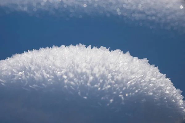 Besneeuwde Kristallen Macro Ochtend Met Vorst Winterachtergrond Met Kopieerruimte Lichtfakkels — Stockfoto
