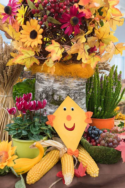 Autumnal Thanksgiving Decoration Tree Trunk Corn Cobs Grape Smiling Glider — Stock Photo, Image
