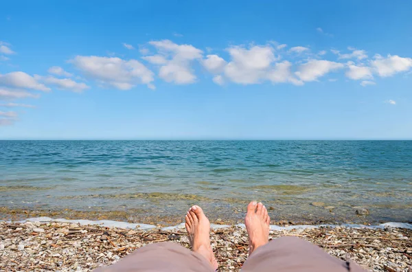 Fötter Äldre Kvinna Avkopplande Stranden Blå Himmel Bakgrund Med Moln — Stockfoto