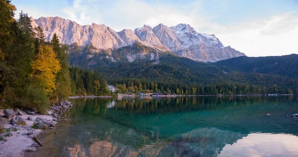 美丽的绿松石湖依比思湖 靠近祖格斯匹茨山的旅游胜地 夜晚的上百叶窗景观 — 图库照片