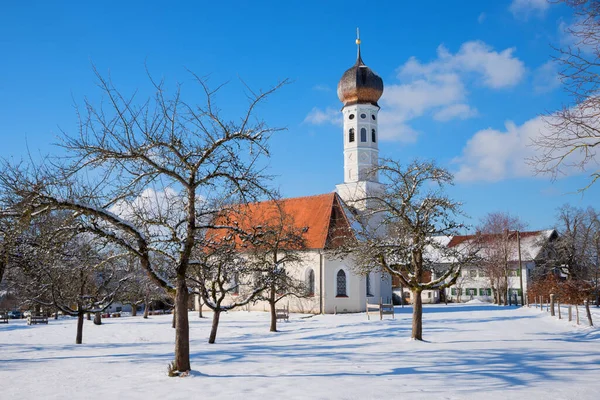 Typowy Kościół Bawarii Zimowym Krajobrazie Błękitne Niebo Chmurami Wśród Jabłoni — Zdjęcie stockowe