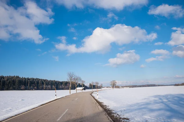 Сільська Дорога Сільському Зимовому Пейзажі Блакитне Небо Пухнастими Хмарами — стокове фото