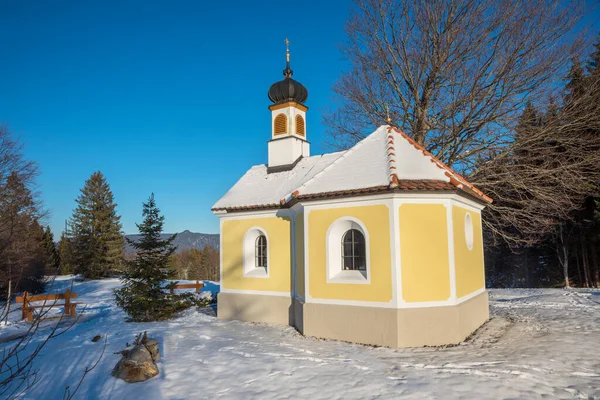 Idylická Zasněžená Bavorská Zimní Krajina Tradičním Kostelem Modrá Obloha — Stock fotografie