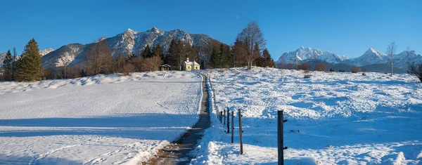 Panoráma Téli Táj Közelében Krun Karwendel Hegyek Kis Kápolna Domboldalon — Stock Fotó