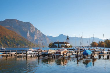 Traunsee Gölü, turizm beldesi Gmunden, Salzkammergut Avusturalya 'da bulunan Schloss Orth adında ünlü bir su kalesi.