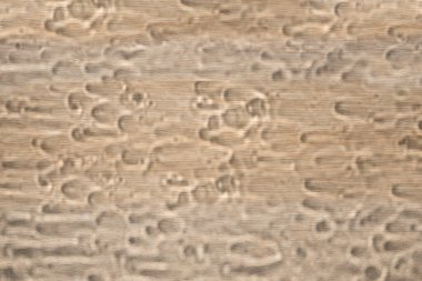 Pencerenin arkasındaki ahşap panel, yağmurdan sonra yumuşak yağmur damlalarıyla doğal etki