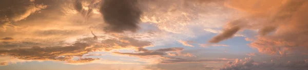 Brede Zonsondergang Hemel Panorama Met Gele Grijze Oranje Wolken — Stockfoto