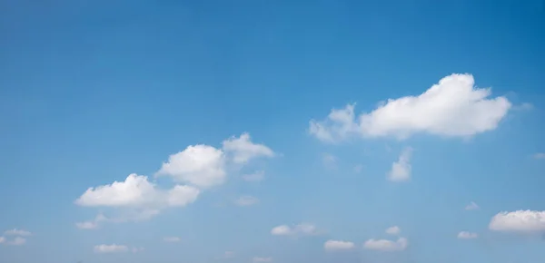 Azul Cielo Panorama Fondo Con Algunas Nubes Cúmulos Suaves Espacio — Foto de Stock