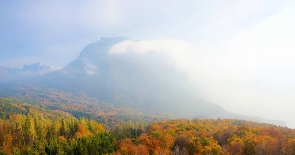 Traunstein Góra Błyszczącym Porannym Świetle Kolorowy Las Jesienią Salzkammergut Austria — Zdjęcie stockowe