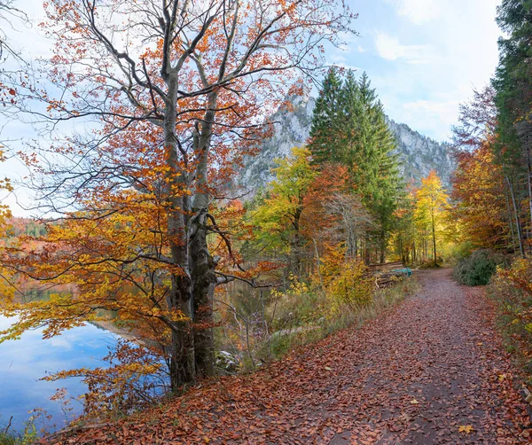 Piękny Deptak Wzdłuż Jeziora Laudachsee Góra Grunberg Jesienny Krajobraz Austria — Zdjęcie stockowe