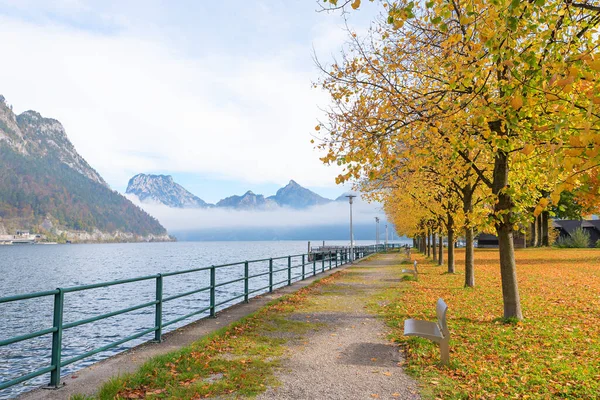 Tóparti Sétány Unterlangbath Traunsee Hegyi Kilátással Őszi Fák Ausztriai Turisztikai — Stock Fotó