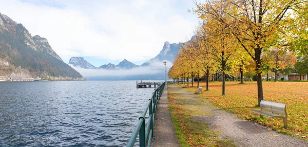 Promenáda Jezera Unterlangbath Traunsee Jezero Výhledem Hory Podzimní Stromy Rakouské — Stock fotografie