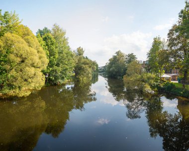 Nehir manzarası Schwarzer Regen, yansıyan bulutlar, turizm beldesi Viechtach, bavyera ormanı
