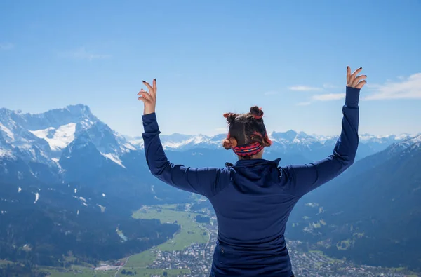 Ung Kvinna Gör Power Yoga Motion Bergstoppen Bayerska Alperna Bakifrån — Stockfoto