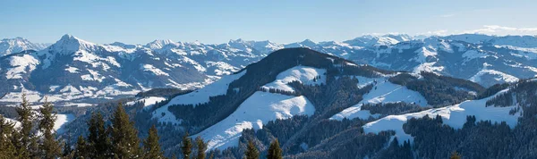 从Hartkaiser观景台 旅游胜地Wilder Kaiser Austria看雪地阿尔卑斯山 — 图库照片