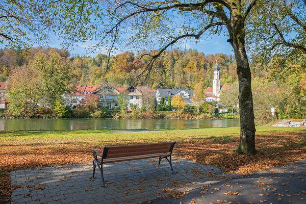 秋の木々やベンチ スパタウンWolfratshausen 美しい目的地の上流のババリアとイザール川沿い — ストック写真