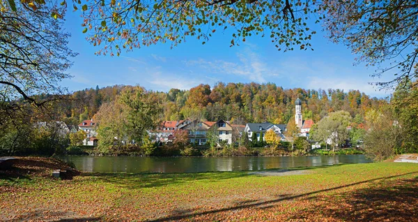 Herbstliches Isarufer Wolfratshausen Mit Blick Auf Die Kirche — Stockfoto