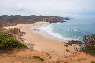 Kumlu sahil ve kum tepeleri, yüzmek ve sörf yapmak için popüler Algarve kıyıları, Portekiz 'in varış yeri.