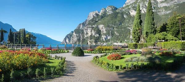 Güzel çiçeklerle dolu eğlence parkı, Riva del Garda, göl kenarındaki gezinti alanında. İtalyan turist beldesi. Giardini hepsi italiana di punta lido.