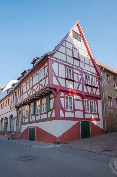 Kırmızı boyalı ahşap kirişli tarihi yarı ahşap ev. Nackargemund, Baden-wurttemberg