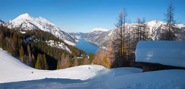 Pertisau kayak alanından güzel manzara, Achensee Gölü ve Seebergspitze Dağı manzarası, Yorgun kış tatil köyü