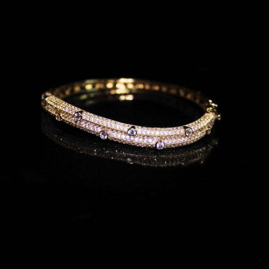 Siyah arka plan üzerine Pırlantalı altın lüks bilezik.