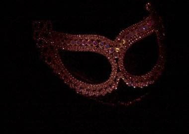 Karnaval Venedik lüks maske siyah arka plan üzerine.