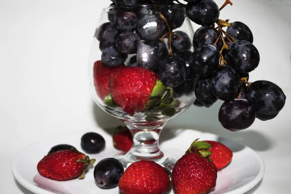 Frische Trauben Mit Erdbeere Für Gesunde Ernährung — Stockfoto