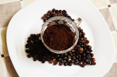 Beyaz tabakta taze Arap kahvesi.