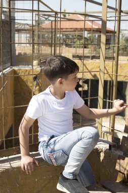 Hayvanat bahçesi inşaat arka plan yong çekici çocuk.