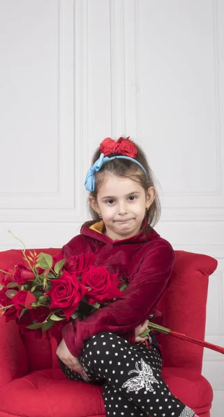 Krásná Malá Dívka Růžemi Portrét — Stock fotografie
