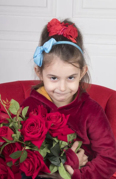 Attraktives Kleines Mädchen Mit Roten Rosen — Stockfoto