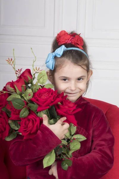 Hermosa Niña Pequeña Con Rosas Rojas — Foto de Stock