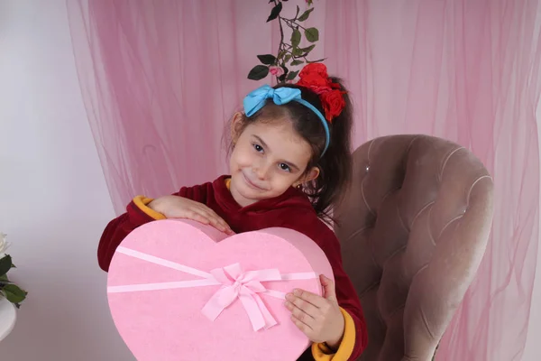 Joyeux Attrayant Petite Fille Avec Boîte Cadeau Coeur Rose — Photo