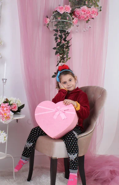 Borring Μικρό Όμορφο Κορίτσι Ροζ Κουτί Δώρου — Φωτογραφία Αρχείου