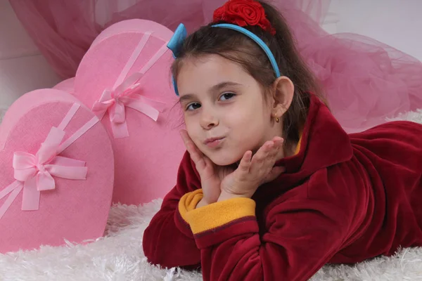 Hermosa Niña Pequeña Cerca Cajas Regalo Rosa —  Fotos de Stock