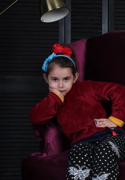 Atractivo Retrato Niña Pequeña Sobre Fondo Oscuro —  Fotos de Stock