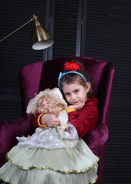 Hermosa Niña Pequeña Con Muñeca Sentada Silla — Foto de Stock