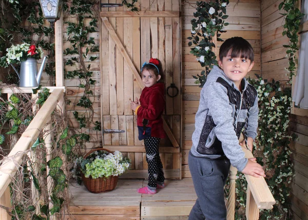 Niños Atractivos Felices Cerca Casa Madera —  Fotos de Stock