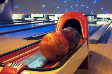 Renkli bowling topları bowling yolda. Oyun ve eğlence
