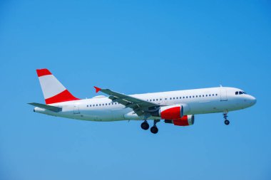 İniş Yunanistan için hazırlanıyor mavi gökyüzünde uçan bir yolcu uçağı