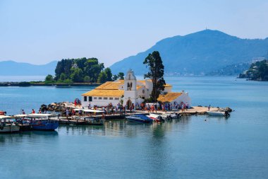 Panoramik manzaralı güzel Vlacherna manastırı Yunanistan'da (Korfu Adası Korfu)