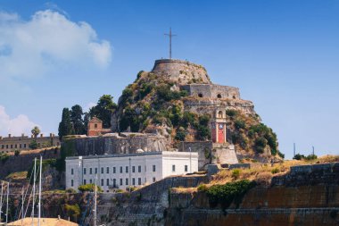 Güzel Korfu Adası ve Yunanistan (Korfu harika mavi denizin ön planda eski kale )