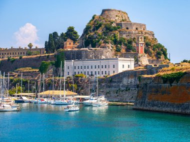 Güzel Korfu Adası ve Yunanistan (Korfu harika mavi denizin ön planda eski kale )