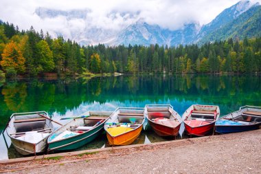 Lago di Fusine tekne ve içinde belgili tanımlık geçmiş Kuzey İtalya Alpleri'nde, Europe Mangart dağ dağ Gölü