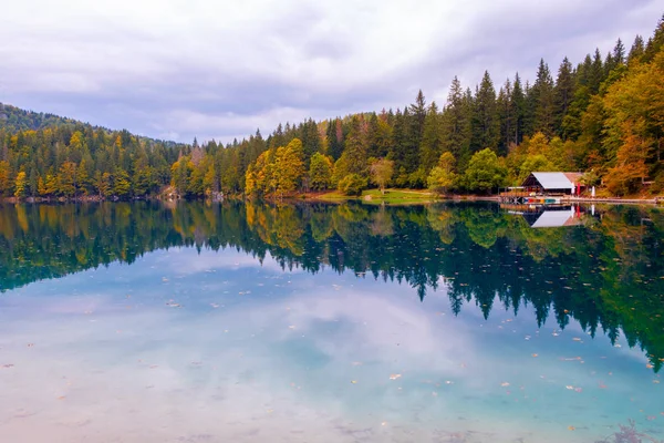 Schöner See Fusine Mountain Lake Herbst Und Mangart Mountain Hintergrund — Stockfoto