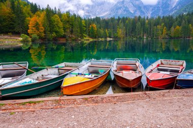 Lago di Fusine tekne ve içinde belgili tanımlık geçmiş Kuzey İtalya Alpleri'nde, Europe Mangart dağ dağ Gölü