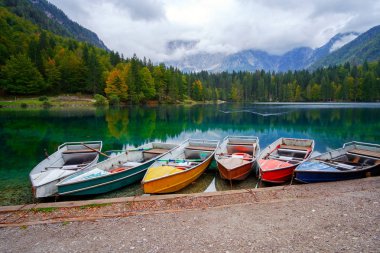 Lago di Fusine tekne ve içinde belgili tanımlık geçmiş Kuzey İtalya Alpleri'nde, Europe Mangart dağ dağ Gölü