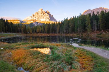 Güzel Lago Di Antorno gölde arka plan İtalya Dolomites dağda Drei Zinnen (Tre Cime di Lavaredo)