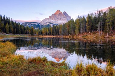 Güzel Lago Di Antorno gölde arka plan İtalya Dolomites dağda Drei Zinnen (Tre Cime di Lavaredo)